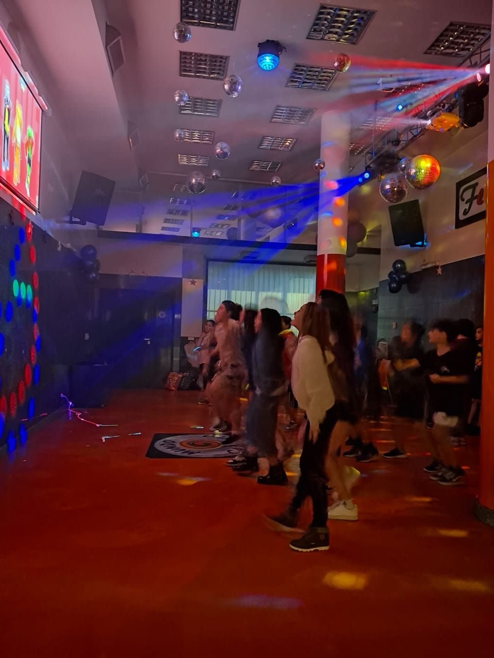 Fiesta teen con DJ e iluminación en el salón Mundo Caramelo, CABA